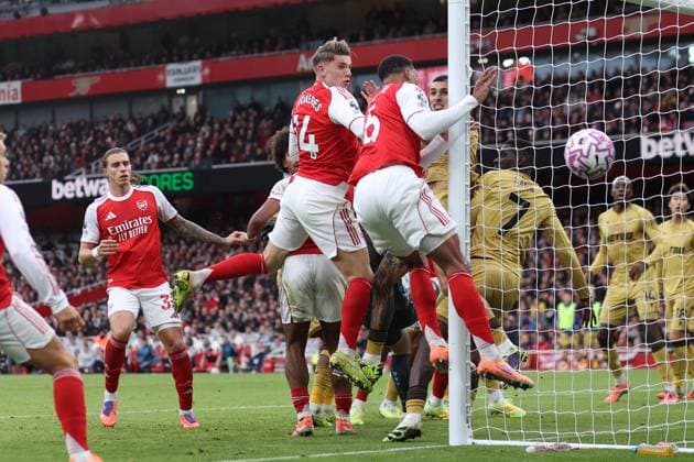 Arsenal gegen Crystal Palace 26. Oktober 2025 London Premier League Fußball Arsenal gegen Crystal Palace Gabriel von Arsenal kollidiert mit einem Torpfosten, als er den Ball aus kurzer Distanz weit köpft, beobachtet von Viktor Gyokeres von Arsenal Foto von Mark Leech London UK  Copyright: xMarkxLeechxOffside