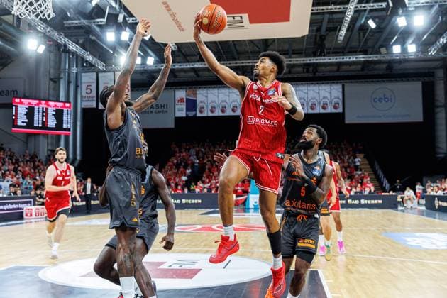 Ty Brewer Niners Chemnitz, 15 , Ibi Watson BMA365 Bamberg Baskets, 02 , BMA365 Bamberg Baskets vs Niners Chemnitz, Basketball, easyCredit BBL, Matchday 5, 26 10 2025 BMA365 Bamberg Baskets vs Niners Chemnitz, Basketball, easyCredit BBL, Matchday 5, 26 10 2025 Bamberg Copyright: xEibner-Pressefoto G.xSantemizx EP_EER