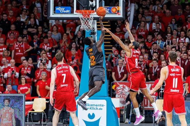 Finn Doentgens BMA365 Bamberg Baskets, 07 , Amadou Sow Niners Chemnitz, 12 , Demarcus Demonia BMA365 Bamberg Baskets, 08 , BMA365 Bamberg Baskets vs Niners Chemnitz, Basketball, easyCredit BBL, Matchday 5, 26 10 2025 BMA365 Bamberg Baskets vs Niners Chemnitz, Basketball, easyCredit BBL, Matchday 5, 26 10 2025 Bamberg Copyright: xEibner-Pressefoto G.xSantemizx EP_EER