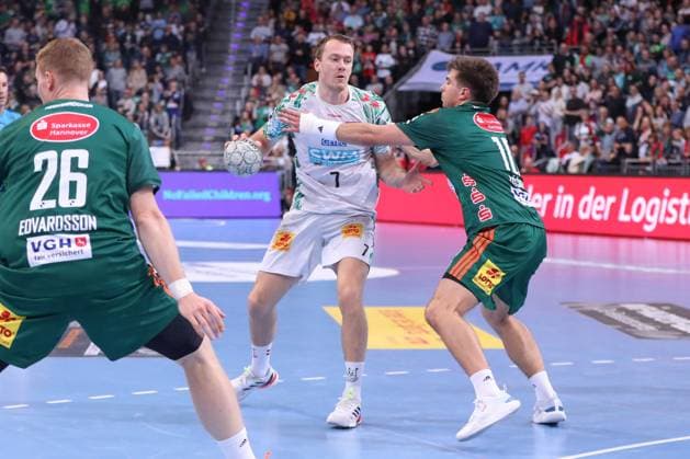 26 10 2025, xgox, Handball Daikin HBL, TSV Hannover Burgdorf SC Magdeburg emspor, v l Felix Claar Magdeburg, 7 , Renars Uscins Hannover, 10 duel, duel, fight, tackle Hannover