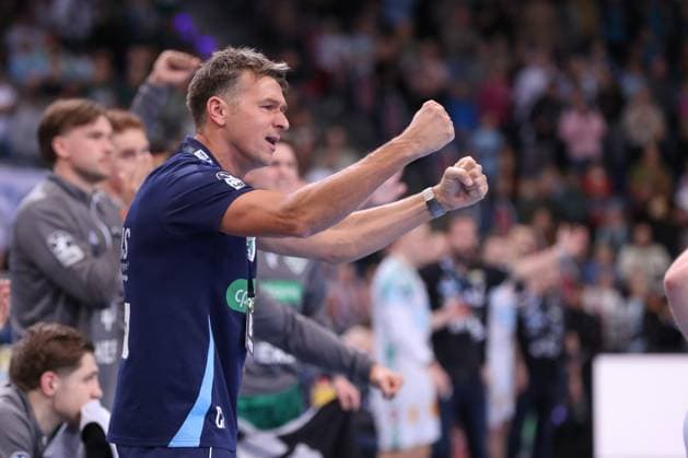 26 10 2025, xgox, Handball Daikin HBL, TSV Hannover Burgdorf SC Magdeburg emspor, v l Christian Prokop Hannover, coach jubilation, goal celebration, jubelt über das Tor, celebrate the goal, celebration Hannover