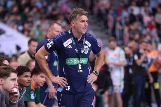 26 10 2025, xgox, handball Daikin HBL, TSV Hannover Burgdorf SC Magdeburg emspor, v l Christian Prokop Hannover, coach thoughtful Hannover