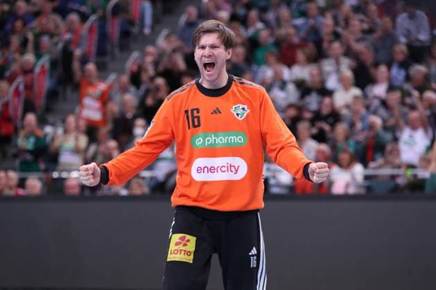 26 10 2025, xgox, Handball Daikin HBL, TSV Hannover Burgdorf SC Magdeburg emspor, v l Simon Gade Hannover, 16 cheers over held ball, defended, held, Torhueter Hannover