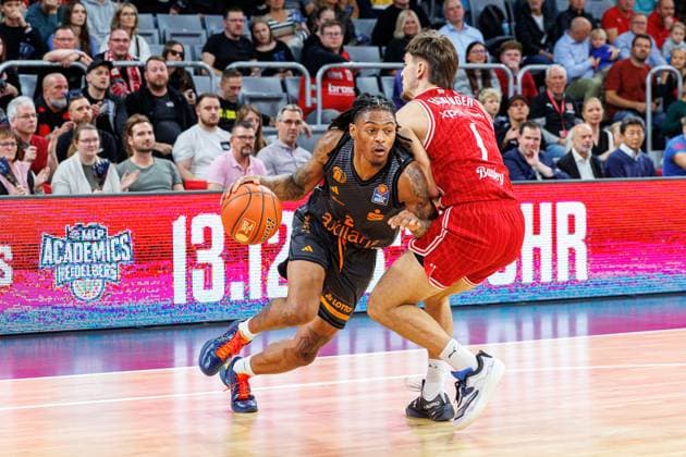 Nike Sibande Niners Chemnitz, 02 , Zachary Ensminger BMA365 Bamberg Baskets, 01 , BMA365 Bamberg Baskets vs Niners Chemnitz, Basketball, easyCredit BBL, Matchday 5, 26 10 2025 BMA365 Bamberg Baskets vs Niners Chemnitz, Basketball, easyCredit BBL, Matchday 5, 26 10 2025 Bamberg Copyright: xEibner-Pressefoto G.xSantemizx EP_EER