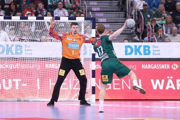 26 10 2025, xgox, Handball Daikin HBL, TSV Hannover Burgdorf SC Magdeburg emspor, v l Sergey Hernandez Ferrer Magdeburg, 1 on a seven-meter penalty against August Baskar Pedersen Hannover, 17 Hannover