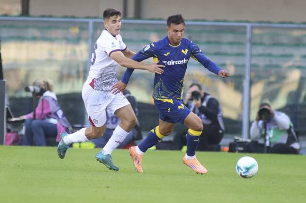 Giovane Santana do Nascimiento of Hellas Verona FC competes for the ball with Adam Obert of Cagliari Calcio during Hellas Verona FC vs Cagliari Calcio, 8Â° Serie A Enilive 2025-26 game at Marcantonio Bentegodi stadium in Verona (VR), Italy, on October 26, 2025.  Copyright: xDavidexCasentini IPAxSportx xipa-agency.netx xx IPA_67107488 IPA_Agency_IPA67107488