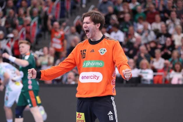 26 10 2025, xgox, Handball Daikin HBL, TSV Hannover Burgdorf SC Magdeburg emspor, v l Simon Gade Hannover, 16 cheers over held ball, defended, held, Torhueter Hannover