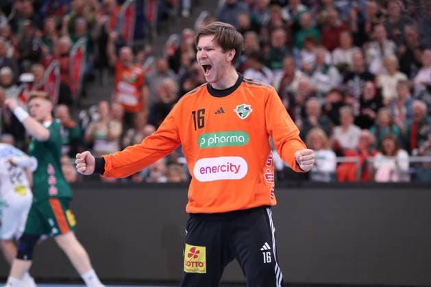 26 10 2025, xgox, Handball Daikin HBL, TSV Hannover Burgdorf SC Magdeburg emspor, v l Simon Gade Hannover, 16 cheers over held ball, defended, held, Torhueter Hannover