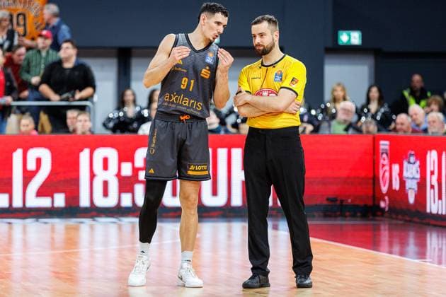 Yordan Minchev Niners Chemnitz, 91 , Benedikt Loder Referee , BMA365 Bamberg Baskets vs Niners Chemnitz, Basketball, easyCredit BBL, Matchday 5, 26 10 2025 BMA365 Bamberg Baskets vs Niners Chemnitz, Basketball, easyCredit BBL, Matchday 5, 26 10 2025 Bamberg Copyright: xEibner-Pressefoto G.xSantemizx EP_EER