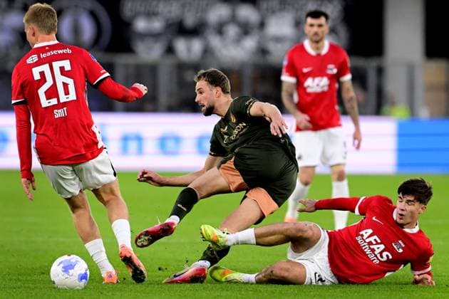 ALKMAAR - David Min of FC Utrecht and Wouter Goes of AZ during the Dutch Eredivisie match between AZ Alkmaar and FC Utrecht at the AFAS Stadium on October 23, 2025, in Alkmaar, Netherlands. ANP OLAF KRAAK Eredivisie 2025-2026 xVIxANPxSportx xxANPxIVx 540372126 originalFilename: 540372126.jpg