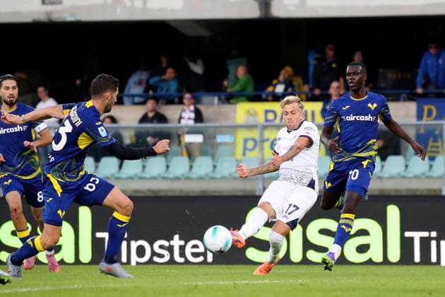 Cagliari s Mattia Felici celebration goal 2-2 during the Serie A soccer match between Hellas Verona and Cagliari at the Bentegodi Stadium in Verona, north west Italy - Sunday , October 26, 2025. - Soccer .  Copyright: xPaolaxGarbuio Lapressex