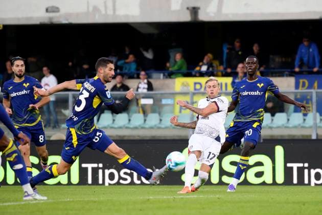 Cagliari s Mattia Felici celebration goal 2-2 during the Serie A soccer match between Hellas Verona and Cagliari at the Bentegodi Stadium in Verona, north west Italy - Sunday , October 26, 2025. - Soccer .  Copyright: xPaolaxGarbuio Lapressex