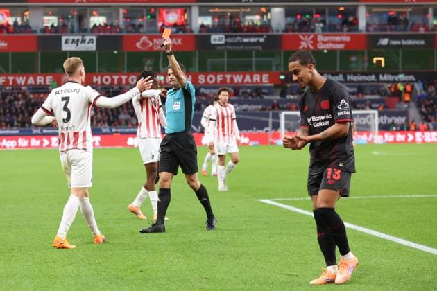 Red card for Philipp Lienhart SC Freiburg, 3 GER, Bayer Leverkusen vs SC Freiburg, Football, 1 Liga, Matchday 8, Season 2025 2026, 26 10 2025 DFL REGULATIONS PROHIBIT ANY USE OF PHOTOGRAPHS AS IMAGE SEQUENCES AND OR QUASI VIDEO GER, Bayer Leverkusen vs SC Freiburg, Football, 1 Liga, Matchday 8, Season 2025 2026, 26 10 2025 Leverkusen Copyright: xEibner-Pressefoto FrankxZeisingx EP_FZG
