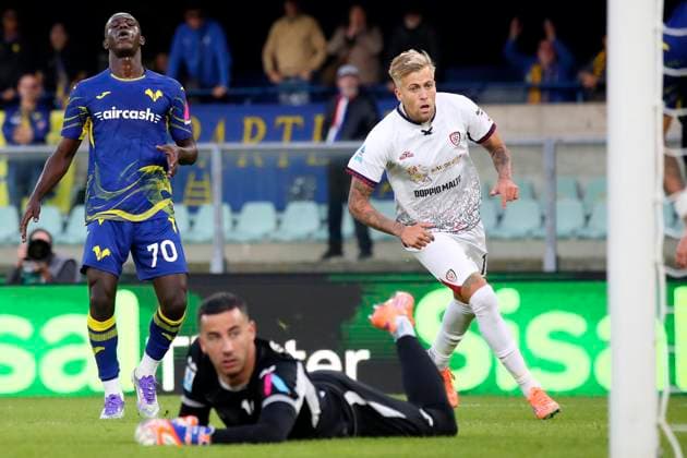 Cagliari s Mattia Felici celebration goal 2-2 during the Serie A soccer match between Hellas Verona and Cagliari at the Bentegodi Stadium in Verona, north west Italy - Sunday , October 26, 2025. - Soccer .  Copyright: xPaolaxGarbuio Lapressex