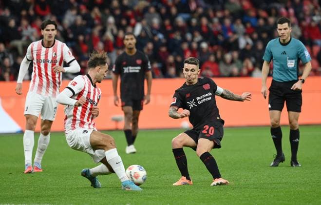 Alejandro Grimaldo Bayer 04 Leverkusen , re , in action 26 10 2025, Soccer 1 Bundesliga, Season 2025 2026, 8 Matchday, Bayer 04 Leverkusen SC Freiburg DFL regulations prohibit any use of photographs as image sequences and or quasi video Leverkusen BayArena Nordrhein Westfalen Germany Team2