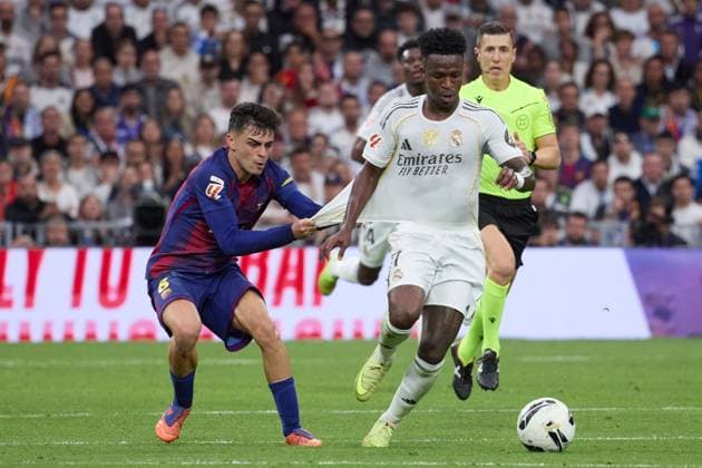 Vinicius Jr of Real Madrid CF and Pedri Gonzalez of FC Barcelona, Barca Real Madrid v Barcelona, La Liga, Football, Estadio Santiago Bernabeu, Madrid, Spain - 26 Oct 2025Madrid Spain  Copyright: xRubenxAlbarran Shutterstockx 15613300bu
