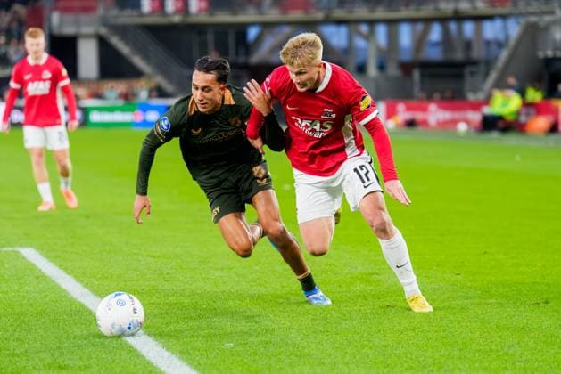 ALKMAAR , 26-10-2025 , AFAS stadium , season 2025 2026 , Dutch Eredivisie football , match between AZ and FC Utrecht , Picture shows FC Utrecht player Miliano Jonathans and AZ player Isak Jensen AZ - Utrecht  x31701388x Copyright: