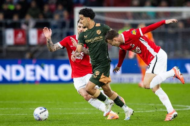 ALKMAAR , 26-10-2025 , AFAS Stadium , season 2025 2026 , Dutch Eredivisie football , match between AZ and FC Utrecht , Picture shows FC Utrecht player Zidane Iqbal and AZ player Peer Koopmeiners AZ - Utrecht  x31701405x Copyright: