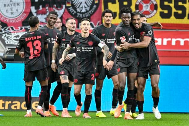 Edmond Tapsoba Leverkusen 12 celebrates with the team after scoring the 2-0 goal 26 10 2025 Soccer Bayer Leverkusen vs SC Freiburg, BayArena, Leverkusen, DFB DFL REGULATIONS PROHIBIT ANY USE OF PHOTOGRAPHS AS IMAGE SEQUENCES AND OR QUASI VIDEO Copyright: xpepphotox xHorstxMauelshagenx pep00321, pep_20251026_hm_179319
