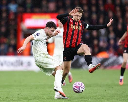 Bournemouth gegen Nottingham Forest 26. Oktober 2025, Bournemouth Premier League Fußball Bournemouth gegen Nottingham Forest Neco Williams von Nottingham Forest und David Brooks von Bournemouth Foto Jacques Feeney Abseits Bournemouth UK  Copyright: xJacquesxFeeneyx xOffsidexOffside