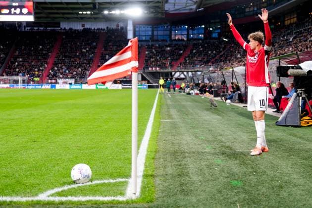 2025-10-26 AZ Alkmaar v FC Utrecht - Dutch Eredivisie ALKMAAR, NETHERLANDS - OCTOBER 26: Sven Mijnans of AZ Alkmaar about to take a corner shot during the Dutch Eredivisie match between AZ Alkmaar and FC Utrecht at AFAS Stadion on October 26, 2025 in Alkmaar, Netherlands. Alkmaar AFAS Stadion Netherlands Content not available for redistribution in The Netherlands directly or indirectly through any third parties. Copyright: xEdxvanxdexPolx