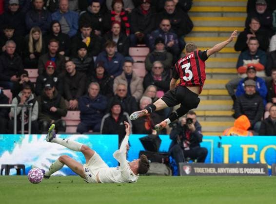 Bournemouth v Nottingham Forest, Premier League, Football, Vitality Stadium, Bournemouth, UK - 26 Oct 2025 Nicolo Savona of Nottingham Forest sends Adrien Truffert of Bournemouth flying. Bournemouth Vitality Stadium Bournemouth GBR, UK NEWSPAPERS OUT Copyright: xSeanxRyanx