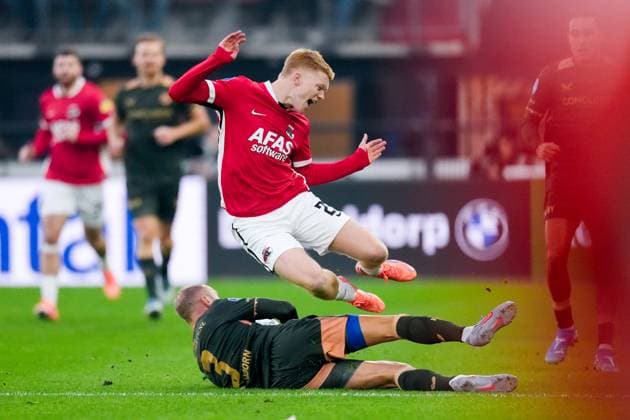 2025-10-26 AZ Alkmaar v FC Utrecht - Dutch Eredivisie ALKMAAR, NETHERLANDS - OCTOBER 26: Kees Smit of AZ Alkmaar jumping over Mike van der Hoorn of FC Utrecht during the Dutch Eredivisie match between AZ Alkmaar and FC Utrecht at AFAS Stadion on October 26, 2025 in Alkmaar, Netherlands. Alkmaar AFAS Stadion Netherlands Content not available for redistribution in The Netherlands directly or indirectly through any third parties. Copyright: xEdxvanxdexPolx