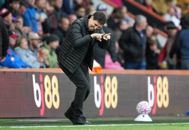 Bournemouth v Nottingham Forest, Premier League, Football, Vitality Stadium, Bournemouth, UK - 26 Oct 2025 Andoni Iraola manager of Bournemouth gives signals to his players. Bournemouth Vitality Stadium Bournemouth GBR, UK NEWSPAPERS OUT Copyright: xSeanxRyanx