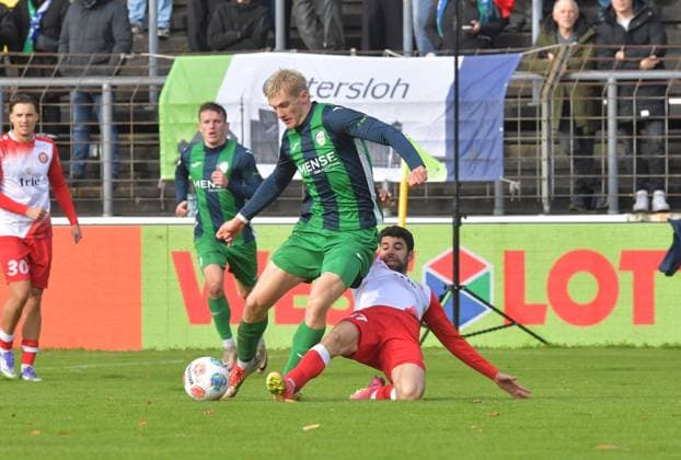 26 10 2025, GER, Soccer, Regionalliga West, Season 2025 2026, Matchday 13, Ohlendorf Stadion im Heidewald, Gütersloh FC Gütersloh SF Siegen 3 2 Luis Frieling FC Gütersloh, left against Hamza Saghiri SF Siegen Marcel Rotthaus left , action, duel, duel