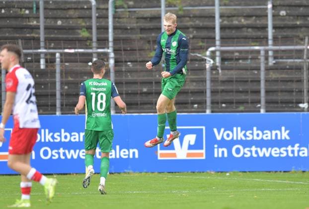 26 10 2025, GER, Soccer, Regionalliga West, Season 2025 2026, Matchday 13, Ohlendorf Stadion im Heidewald, Gütersloh FC Gütersloh SF Siegen 3 2 Goal Cheering FC Gütersloh Patrik Twardzik and goal scorer Luis Frieling both FC Gütersloh, v L , action, single picture, cross, facial expression, gesture, cheer, cheer, joy, rejoice