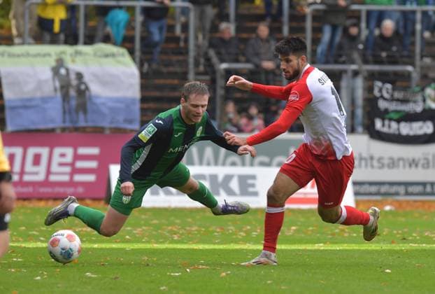26 10 2025, GER, Soccer, Regionalliga West, Season 2025 2026, Matchday 13, Ohlendorf Stadion im Heidewald, Gütersloh FC Gütersloh SF Siegen 3 2 Jan Lukas Liehr FC Gütersloh, left against Cagatay Kader SF Siegen Marcel Rotthaus left , action, duel, duel