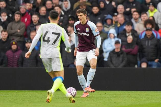 Aston Villa v Manchester City, Premier League Pau Torres of Aston Villa under pressure from Phil Foden of Manchester City during the Aston Villa v Manchester City Premier League match at Villa Park, Birmingham, England on 26 October 2025 Credit: Dylan Hepworth Every Second Media Editorial use only. All images are copyright Every Second Media Limited. No images may be reproduced without prior permission. All rights reserved. Premier League and Football League images are subject to licensing agreements with Football DataCo Limited. see https: www.football-dataco.com Copyright: xIMAGO EveryxSecondxMediax ESM-1641-0081 DylanxHepworthx xEveryxSecondxMediax