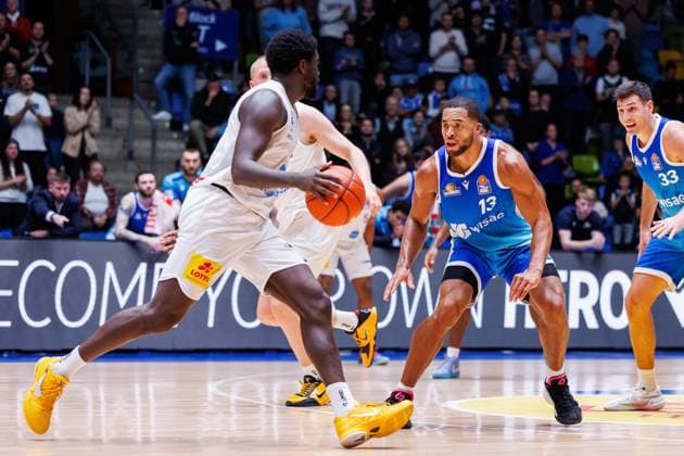 easycredit BBL, Frankfurt Skyliners Syntainics MBC, 26 10 2025 Khyri Thomas SYNTAINICS MBC, 0 with ball against Jaedon LeDee Frankfurt Skyliners, 13 Game of the easycredit BBL easycredit BBL, Frankfurt Skyliners Syntainics MBC on Matchday 5 of the 25 26 season at Süwag Energie ARENA on 26 10 2025 Copyright: xBEAUTIFULxSPORTS Hahnex