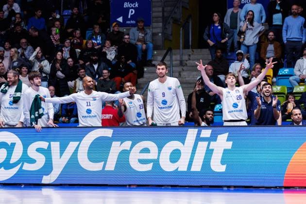 easycredit BBL, Frankfurt Skyliners Syntainics MBC, 26 10 2025 The visitors bench celebrates a three-pointer game of the easycredit BBL easycredit BBL, Frankfurt Skyliners Syntainics MBC on matchday 5 of the 25 26 season at the Süwag Energie ARENA on 26 10 2025 Copyright: xBEAUTIFULxSPORTS Hahnex