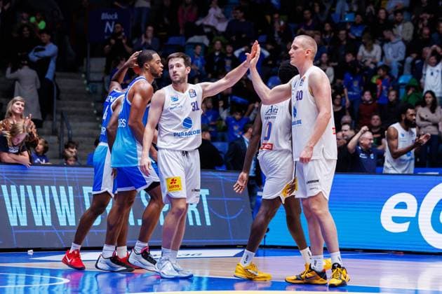 easycredit BBL, Frankfurt Skyliners Syntainics MBC, 26 10 2025 Final whistle in overtime The sensation fails to materialize Spencer Reaves SYNTAINICS MBC, 31 and Collin Welp SYNTAINICS MBC, 40 high-five each other after the overtime game of the easycredit BBL easycredit BBL, Frankfurt Skyliners Syntainics MBC on matchday 5 of the 25 26 season in the Süwag Energie ARENA on 26 10 2025 Copyright: xBEAUTIFULxSPORTS Hahnex