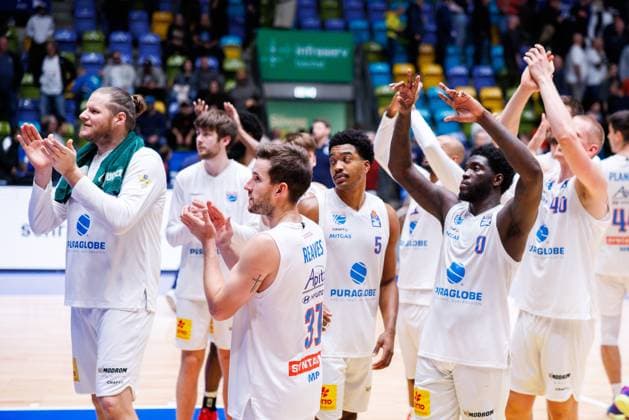 easycredit BBL, Frankfurt Skyliners Syntainics MBC, 26 10 2025 Final whistle in overtime The sensation fails to materialize The MBC go home as winners The players thank the fans who travelled with them Match of the easycredit BBL easycredit BBL, Frankfurt Skyliners Syntainics MBC on matchday 5 of the 25 26 season in the Süwag Energie ARENA on 26 10 2025 Copyright: xBEAUTIFULxSPORTS Hahnex
