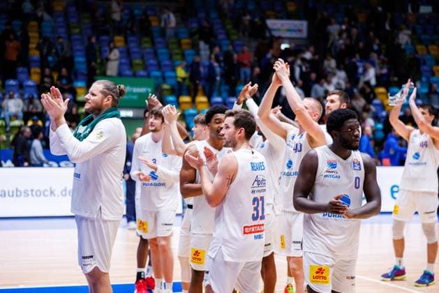 easycredit BBL, Frankfurt Skyliners Syntainics MBC, 26 10 2025 Final whistle in overtime The sensation fails to materialize The MBC go home as winners The players thank the fans who travelled with them Match of the easycredit BBL easycredit BBL, Frankfurt Skyliners Syntainics MBC on matchday 5 of the 25 26 season in the Süwag Energie ARENA on 26 10 2025 Copyright: xBEAUTIFULxSPORTS Hahnex
