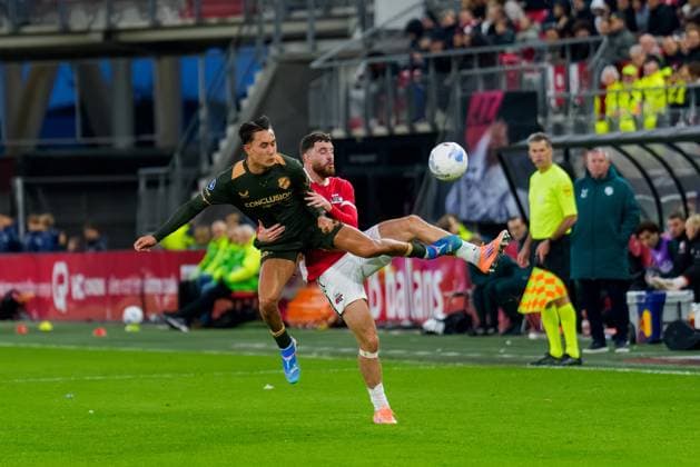ALKMAAR , 26-10-2025 , AFAS stadium , season 2025 2026 , Dutch Eredivisie football , match between AZ and FC Utrecht , Picture shows FC Utrecht player Miliano Jonathans and AZ player Mees de Wit AZ - Utrecht  x31701600x Copyright: