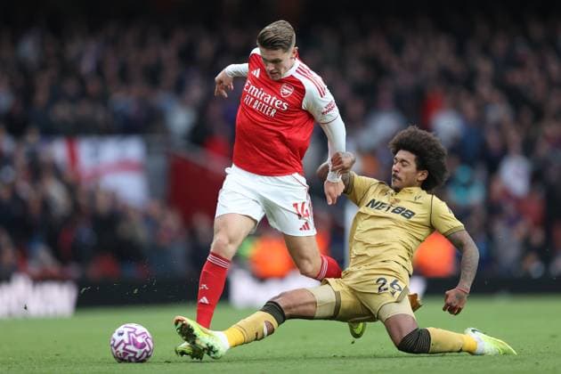 Arsenal gegen Crystal Palace 26. Oktober 2025 London Premier League Fußball Arsenal gegen Crystal Palace Viktor Gyokeres von Arsenal wird von Chris Richards von Crystal Palace angegriffen Foto von Mark Leech London UK  Copyright: xMarkxLeechxOffside