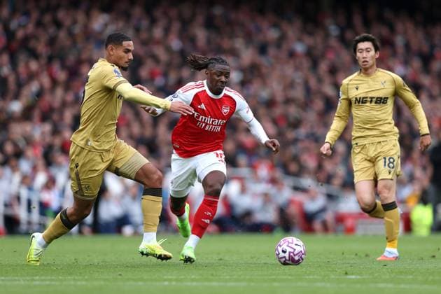 Arsenal gegen Crystal Palace 26. Oktober 2025 London Premier League Fußball Arsenal gegen Crystal Palace Eberechi Eze von Arsenal schießt den Ball an Maxence Lacroix von Crystal Palace vorbei Foto  Copyright: xMarkxLeechxOffside