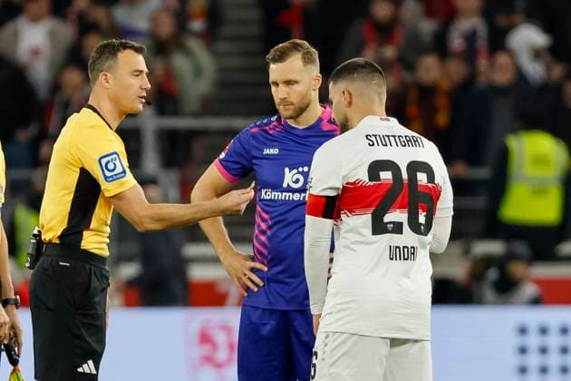 Referee Felix Zwayer, Silvan Widmer 1 FSV Mainz, 30 and Deniz Undav VfB Stuttgart, 26 at the place selection , Germany, Soccer, 1 Bundesliga, Matchday 8, 2025 2026, VfB Stuttgart vs 1 FSV Mainz 05, 26 10 2025, MHP Arena, Stuttgart, Germany Stuttgart MHP Arena Baden Württemberg Germany Copyright: xGrantxHubbsx