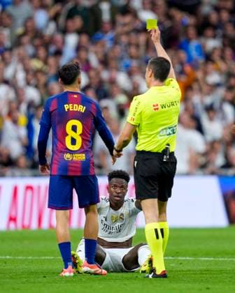 ESP: Real Madrid CF - FC Barcelona, Barca La Liga EA Sports. Date 10 Pedri of FC Barcelona and Vinicius Junior of Real Madrid CF during the La Liga EA Sports match between Real Madrid CF and FC Barcelona played at Santiago Bernabeu Stadium on October 26, 2025 in Madrid. kpng Copyright: xCesarxCebollax xPRESSINx PS_251026_RMA_BAR_2425_456