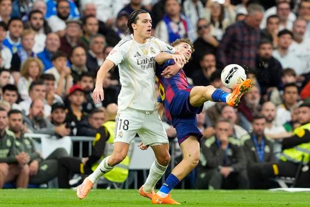 REAL MADRID CF v FC Barcelona, Barca LA LIGA 2025 2026. ROUND 10. Real Madrid CF™s Alvaro Carreras (l) and FC Barcelona s Fermin Lopez during La Liga match. October 26, 2025. (ALTERPHOTOS Acero) MadridSpain  Copyright: xAcerox