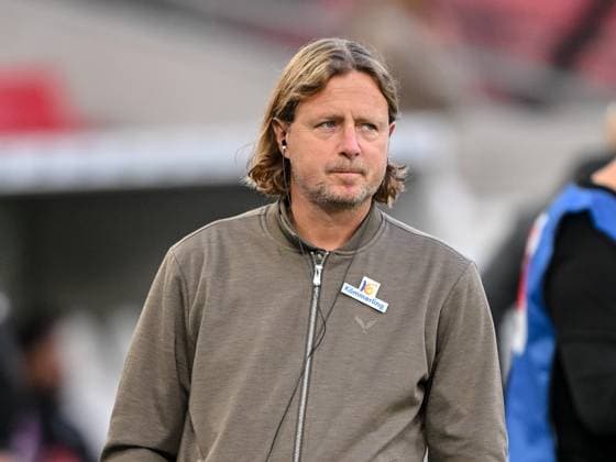 Trainer Bo Henriksen (1. FSV Mainz 05) Schaut waehrend des Spiels der 1. Bundesliga zwischen VfB Stuttgart und 1. FSV Mainz 05, MHPArena Stuttgart am 26. October 2025 in Stuttgart, Deutschland. (Foto von Harry Langer DeFodi Images) +++ Trainer Bo Henriksen (1. FSV Mainz 05) Looks on during the Bundesliga match between VfB Stuttgart and 1. FSV Mainz 05 at MHPArena Stuttgart on October 26, 2025 in Stuttgart, Germany. (Photo by Harry Langer DeFodi Images) DFL regulations prohibit any use of photographs as image sequences and or quasi-video. (Photo by Harry Langer DeFodi Images) DFL regulations prohibit any use of photographs as image sequences and or quasi-video. Trainer Bo Henriksen 1 FSV Mainz 05 Looks on during the Bundesliga match between VfB Stuttgart and 1 FSV Mainz 05, MHPArena Stuttgart on October 26, 2025 in Stuttgart, Germany Photo by Harry Langer DeFodi Images Trainer Bo Henriksen 1 FSV Mainz 05 Looks on during the Bundesliga match between VfB Stuttgart and 1 FSV Mainz 05 at MHPArena Stuttgart on October 26, 2025 in Stuttgart, Germany Photo by Harry Langer DeFodi Images DFL regulations prohibit any use of photographs as image sequences and or quasi video Photo by Harry Langer DeFodi Images DFL regulations prohibit any use of photographs as image sequences and or quasi video