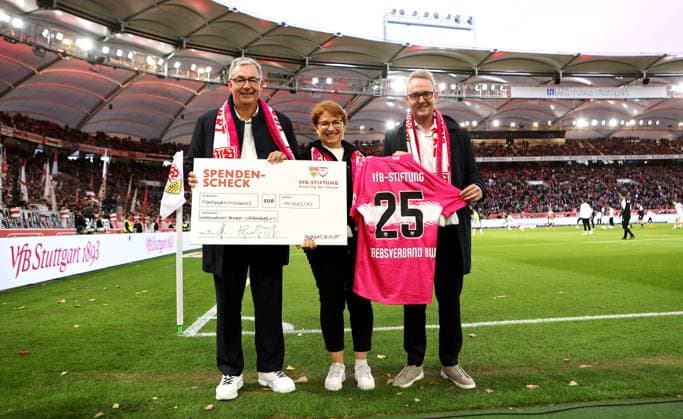 Stuttgart, Bundesliga soccer VfB Stuttgart vs. 1 FSV Mainz 05, donation check for the Cancer Association in the amount of 15,000, from left to right