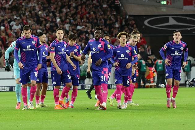 26 10 2025, xrekx, Fussball 1 Bundesliga, VfB Stuttgart 1 FSV Mainz 05 v l Mainz 05 Team thanks the fans, the player thanks the fans for their support before the match DFL DFB REGULATIONS PROHIBIT ANY USE OF PHOTOGRAPHS as IMAGE SEQUENCES and or QUASI VIDEO Stuttgart
