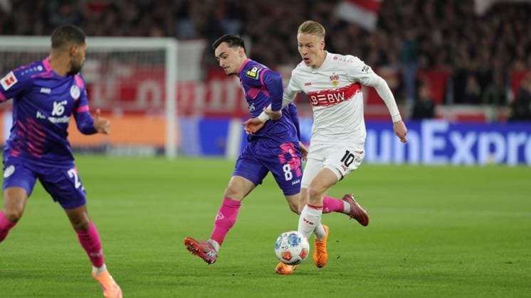 Stuttgart, Bundesliga soccer VfB Stuttgart vs 1 FSV Mainz 05, f l Paul Nebel Mainz Chris Führich VfB In accordance with the regulations of the DFL German Soccer League, it is prohibited to use or have used photographs taken in the stadium and or of the match in the form of sequential images and or video-like photo series