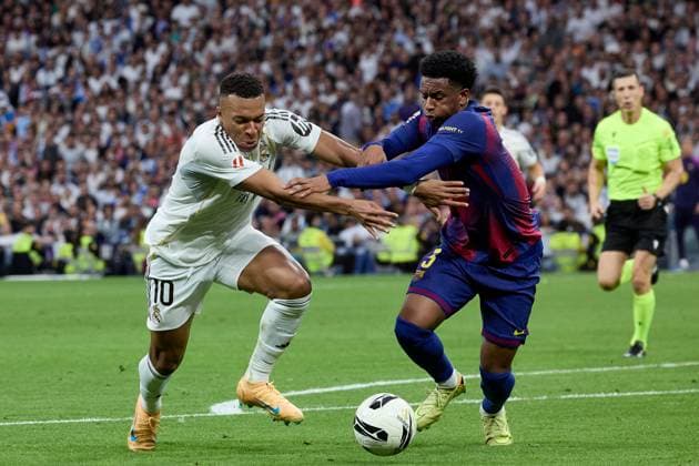 Kylian Mbappe of Real Madrid CF and Alejandro Balde of FC Barcelona, Barca Real Madrid v Barcelona, La Liga, Football, Estadio Santiago Bernabeu, Madrid, Spain - 26 Oct 2025Madrid Spain  Copyright: xRubenxAlbarran Shutterstockx 15613300co