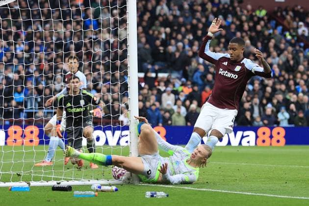 Fußball Premier League Aston Villa gegen Manchester City 26. Oktober 2025 Premier League Aston Villa gegen Manchester City Erling Haaland von Manchester City kollidiert mit dem Torpfosten, als er versucht, unter dem Druck von Ezri Konsa von Aston Villa ein Tor zu erzielen Foto Simon Stacpoole Abseits Birmingham UK  Copyright: xSimonxStacpoolexOffside