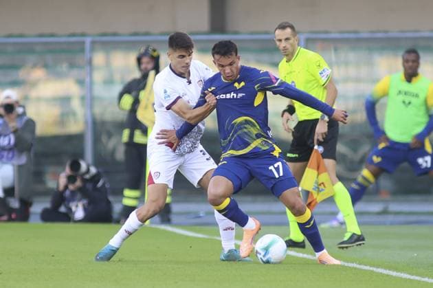 Giovane Santana do Nascimiento of Hellas Verona FC competes for the ball with Adam Obert of Cagliari Calcio during Hellas Verona FC vs Cagliari Calcio, 8Â° Serie A Enilive 2025-26 game at Marcantonio Bentegodi stadium in Verona (VR), Italy, on October 26, 2025.  Copyright: xDavidexCasentini IPAxSportx xipa-agency.netx xx IPA_67107477 IPA_Agency_IPA67107477